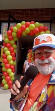 locutor de frente de loja fantasiado de papai Noel , locução de natal PDV 