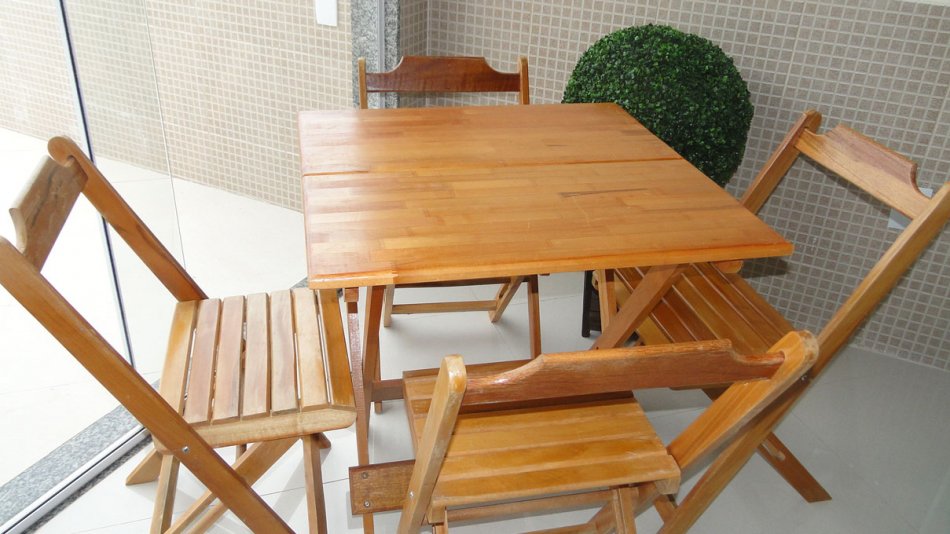 Conjunto de Mesa e Cadeiras de Madeira em Jacarepaguá